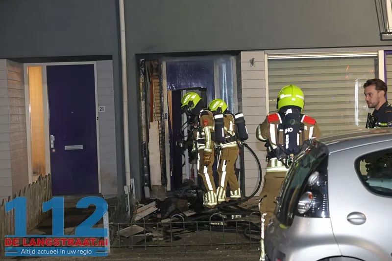 Brandweer zaagt voordeur open bij woningbrand Van Wielesteinstraat: Politie onderzoekt verdachte situatie 8 Brandweer zaagt voordeur open bij woningbrand Van Wielesteinstraat: Politie onderzoekt verdachte situatie 112 De Langstraat