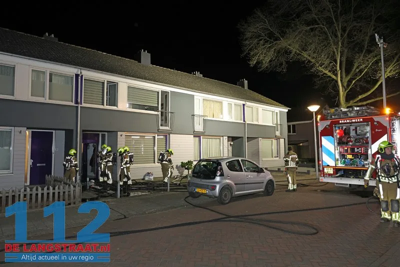Brandweer zaagt voordeur open bij woningbrand Van Wielesteinstraat: Politie onderzoekt verdachte situatie 9 Brandweer zaagt voordeur open bij woningbrand Van Wielesteinstraat: Politie onderzoekt verdachte situatie 112 De Langstraat