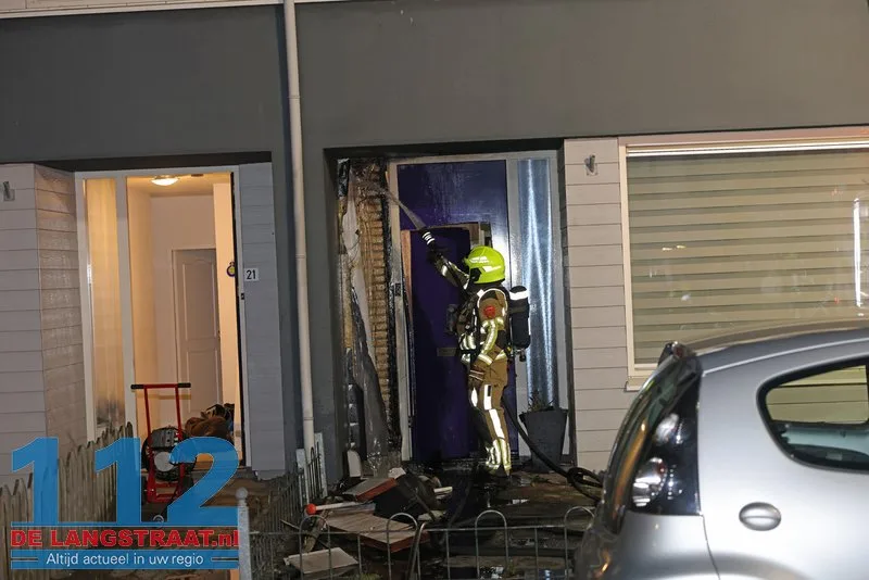 Brandweer zaagt voordeur open bij woningbrand Van Wielesteinstraat: Politie onderzoekt verdachte situatie 10 Brandweer zaagt voordeur open bij woningbrand Van Wielesteinstraat: Politie onderzoekt verdachte situatie 112 De Langstraat