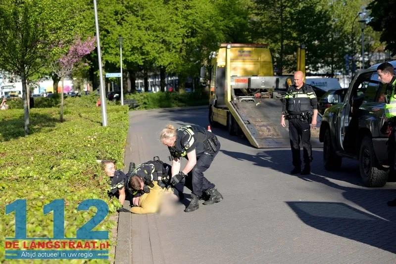 Politiecontrole escaleert volledig: Pepperspray ingezet bij aanhouding agressieve vrouw Waalwijk 112 De Langstraat