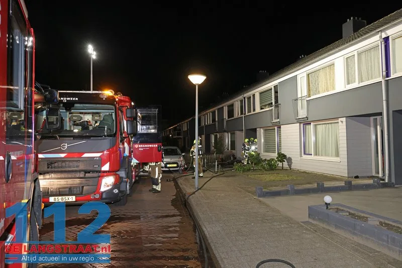 Brandweer zaagt voordeur open bij woningbrand Van Wielesteinstraat: Politie onderzoekt verdachte situatie 11 Brandweer zaagt voordeur open bij woningbrand Van Wielesteinstraat: Politie onderzoekt verdachte situatie 112 De Langstraat