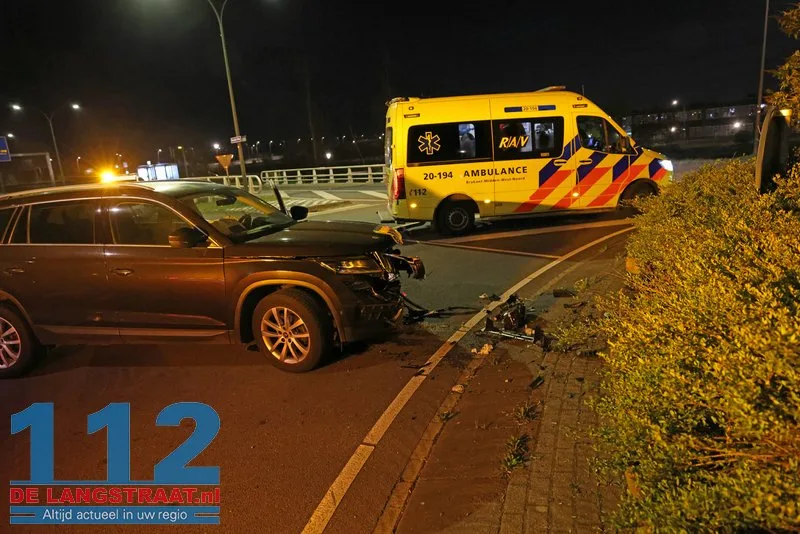 Auto ramt betonblokken op rotonde Noorder Allee: Bestuurder ziet rotonde over het hoofd 2 Auto ramt betonblokken op rotonde Noorder Allee: Bestuurder ziet rotonde over het hoofd 112 De Langstraat