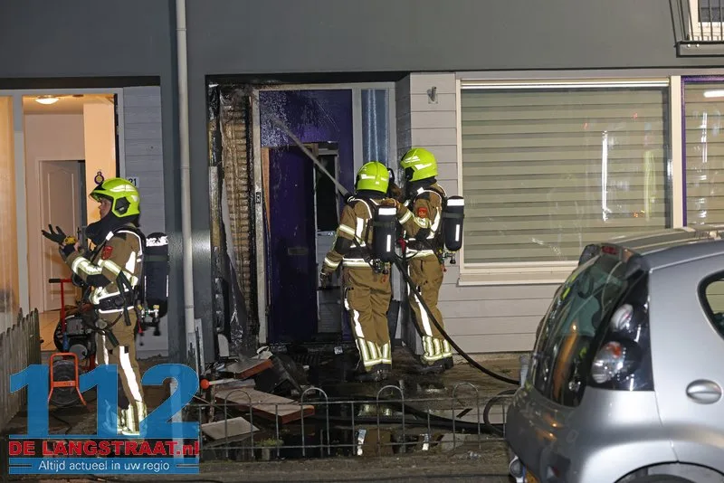 Brandweer zaagt voordeur open bij woningbrand Van Wielesteinstraat: Politie onderzoekt verdachte situatie 12 Brandweer zaagt voordeur open bij woningbrand Van Wielesteinstraat: Politie onderzoekt verdachte situatie 112 De Langstraat