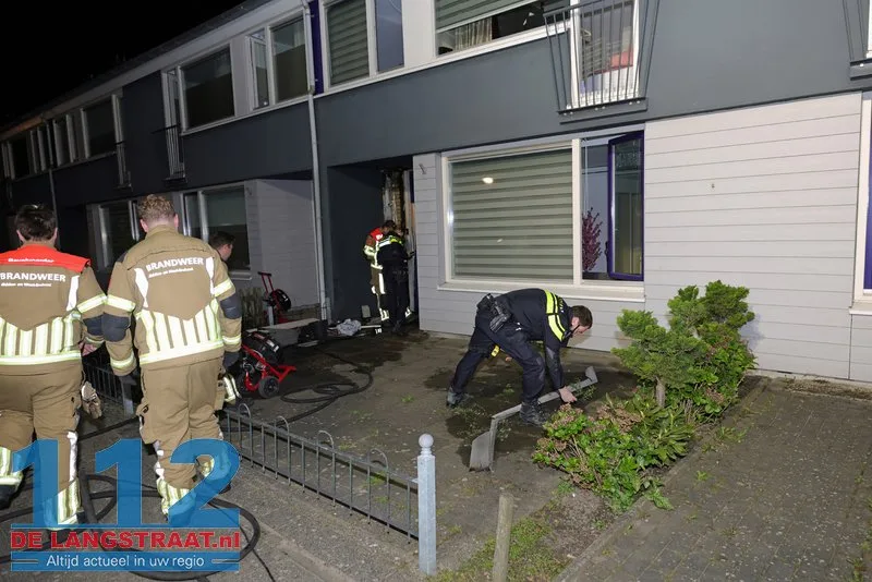 Brandweer zaagt voordeur open bij woningbrand Van Wielesteinstraat: Politie onderzoekt verdachte situatie 13 Brandweer zaagt voordeur open bij woningbrand Van Wielesteinstraat: Politie onderzoekt verdachte situatie 112 De Langstraat