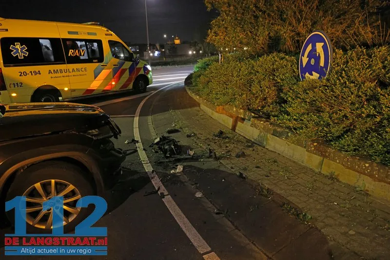 Auto ramt betonblokken op rotonde Noorder Allee: Bestuurder ziet rotonde over het hoofd 3 Auto ramt betonblokken op rotonde Noorder Allee: Bestuurder ziet rotonde over het hoofd 112 De Langstraat