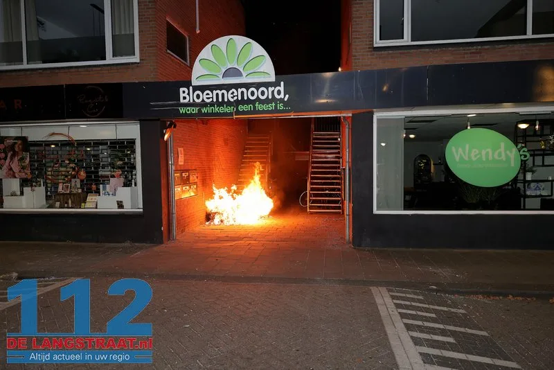 Overslaande containerbrand op Bloemenoordplein: Bewoners gewekt door sirenes 112 De Langstraat