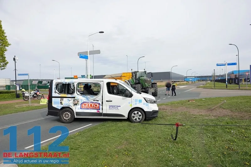 Ravage na botsing tussen tractor en bestelbus op Weteringweg Waalwijk 112 De Langstraat