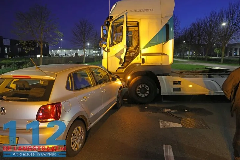 Spitsverkeer Haven 7 loopt vast na aanrijding tussen vrachtwagen en auto op Midden-Brabantweg 112 De Langstraat