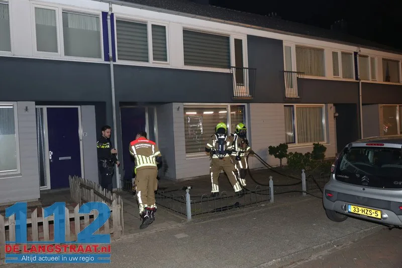 Brandweer zaagt voordeur open bij woningbrand Van Wielesteinstraat: Politie onderzoekt verdachte situatie 1 Brandweer zaagt voordeur open bij woningbrand Van Wielesteinstraat: Politie onderzoekt verdachte situatie 112 De Langstraat