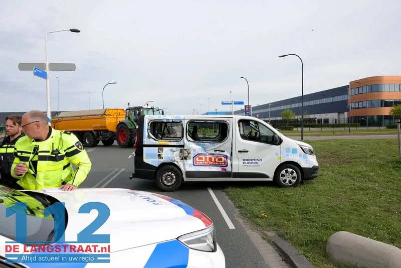 Ravage na botsing tussen tractor en bestelbus op Weteringweg Waalwijk 112 De Langstraat