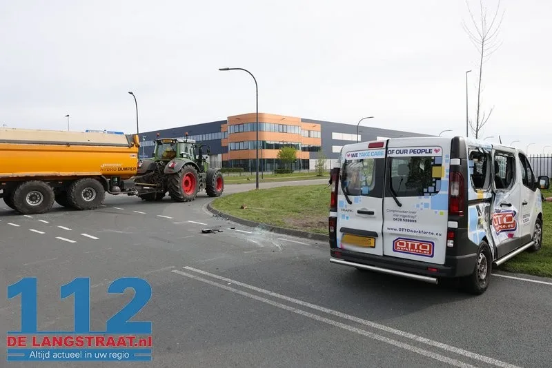 Ravage na botsing tussen tractor en bestelbus op Weteringweg Waalwijk 112 De Langstraat