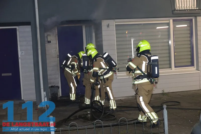 Brandweer zaagt voordeur open bij woningbrand Van Wielesteinstraat: Politie onderzoekt verdachte situatie 2 Brandweer zaagt voordeur open bij woningbrand Van Wielesteinstraat: Politie onderzoekt verdachte situatie 112 De Langstraat