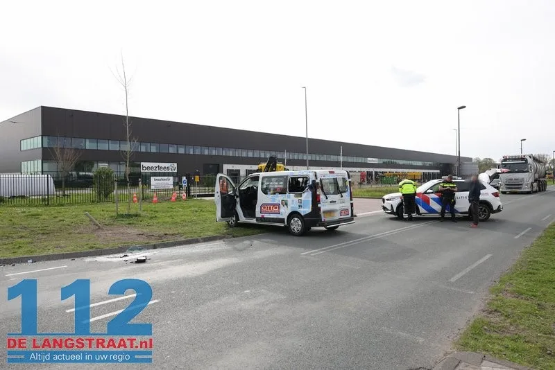 Ravage na botsing tussen tractor en bestelbus op Weteringweg Waalwijk 112 De Langstraat