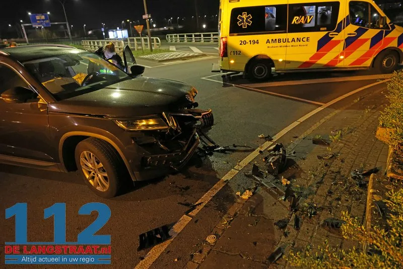 Auto ramt betonblokken op rotonde Noorder Allee: Bestuurder ziet rotonde over het hoofd 6 Auto ramt betonblokken op rotonde Noorder Allee: Bestuurder ziet rotonde over het hoofd 112 De Langstraat