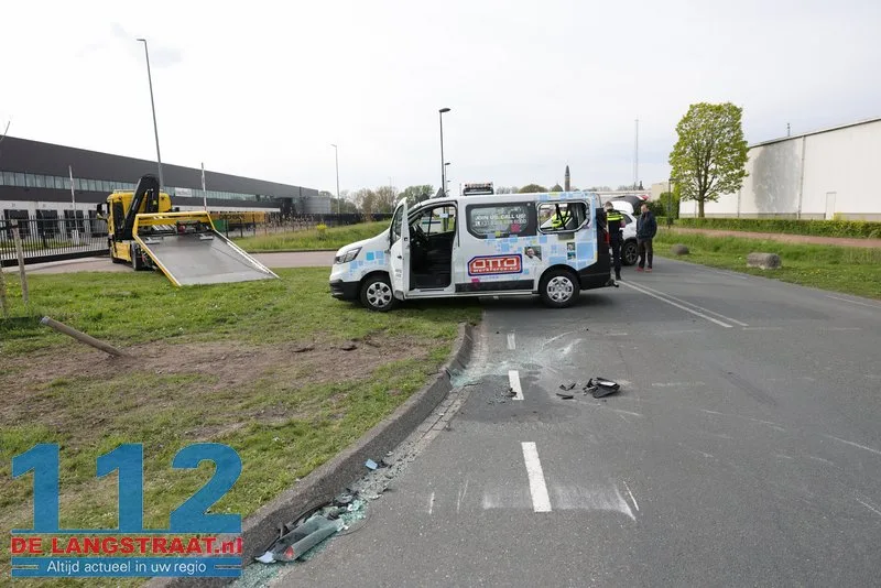 Ravage na botsing tussen tractor en bestelbus op Weteringweg Waalwijk 112 De Langstraat