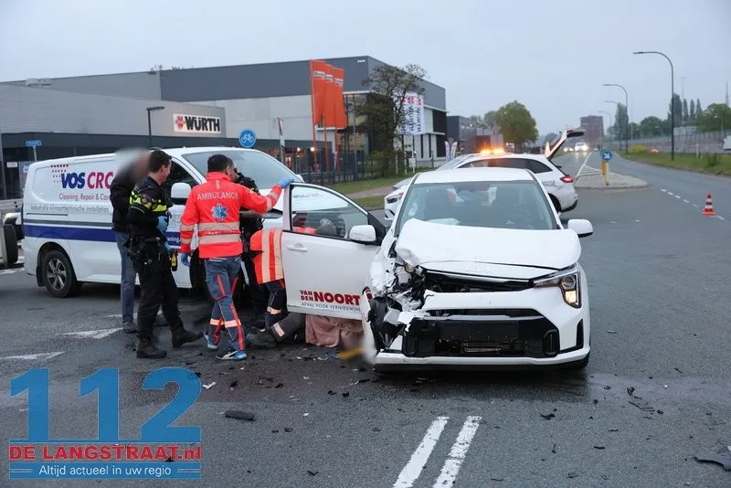 Gewonde bij botsing op Biesbosweg: Ochtendspits ontregeld door voorrangsfout 112 De Langstraat