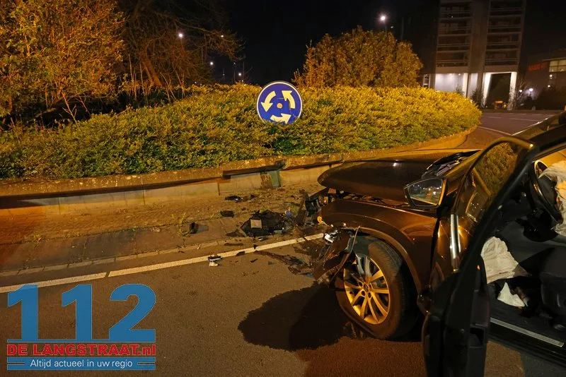 Auto ramt betonblokken op rotonde Noorder Allee: Bestuurder ziet rotonde over het hoofd 8 Auto ramt betonblokken op rotonde Noorder Allee: Bestuurder ziet rotonde over het hoofd 112 De Langstraat