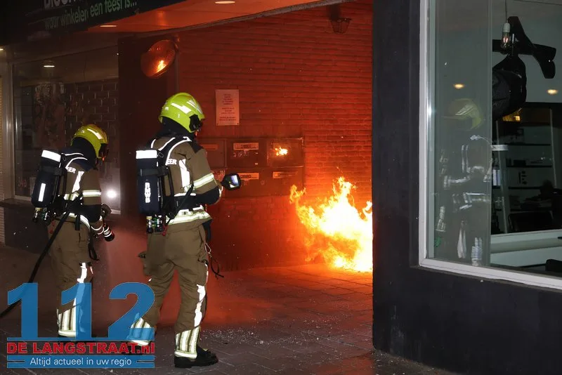 Overslaande containerbrand op Bloemenoordplein: Bewoners gewekt door sirenes 112 De Langstraat