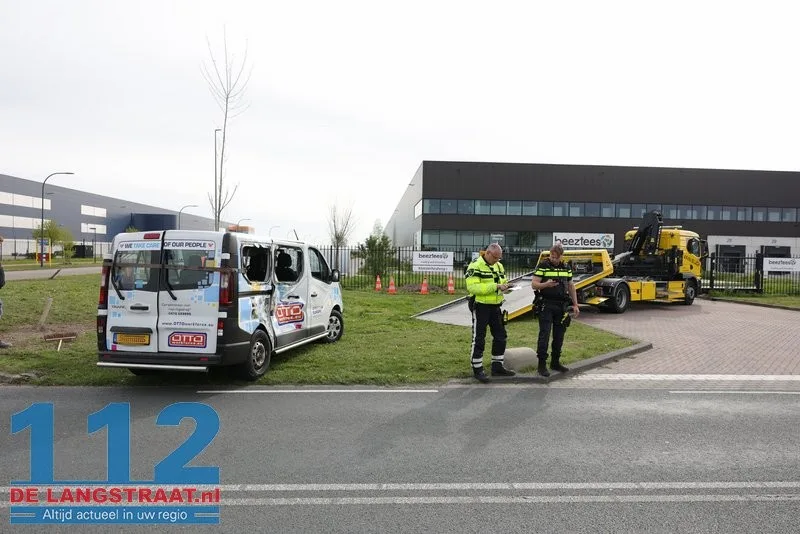 Ravage na botsing tussen tractor en bestelbus op Weteringweg Waalwijk 112 De Langstraat