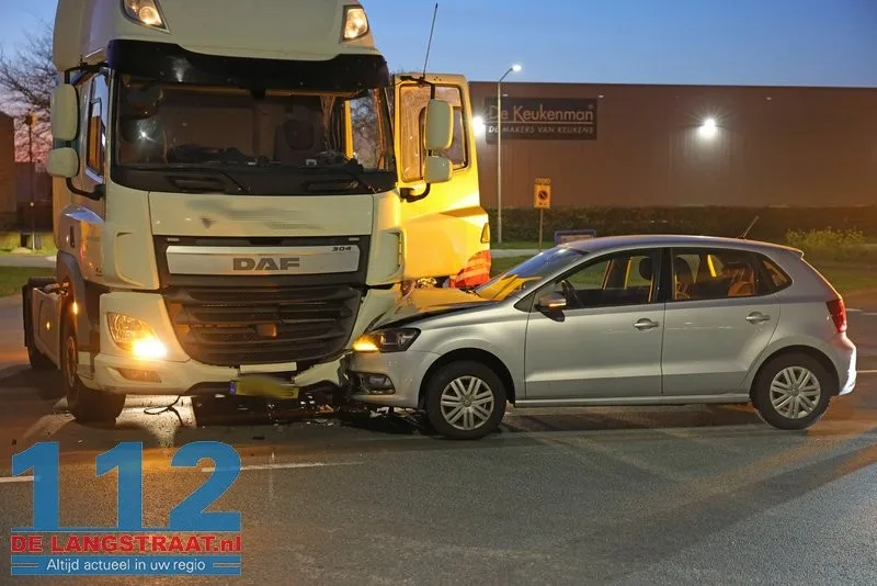 Spitsverkeer Haven 7 loopt vast na aanrijding tussen vrachtwagen en auto op Midden-Brabantweg 112 De Langstraat