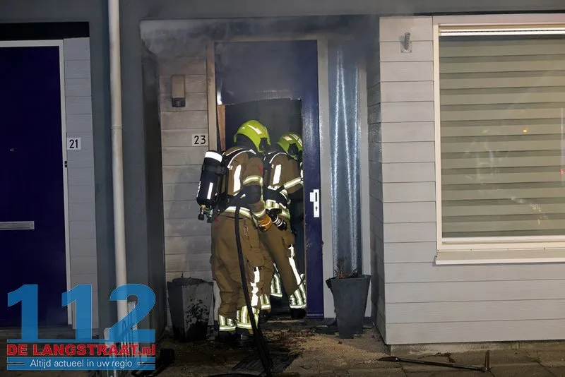 Brandweer zaagt voordeur open bij woningbrand Van Wielesteinstraat: Politie onderzoekt verdachte situatie 3 Brandweer zaagt voordeur open bij woningbrand Van Wielesteinstraat: Politie onderzoekt verdachte situatie 112 De Langstraat