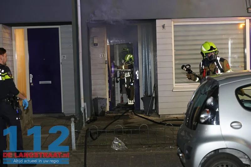 Brandweer zaagt voordeur open bij woningbrand Van Wielesteinstraat: Politie onderzoekt verdachte situatie 4 Brandweer zaagt voordeur open bij woningbrand Van Wielesteinstraat: Politie onderzoekt verdachte situatie 112 De Langstraat