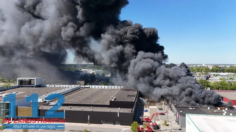 Zeer grote brand in Kwantum in Waalwijk, vlammen uit het dak 112 De Langstraat