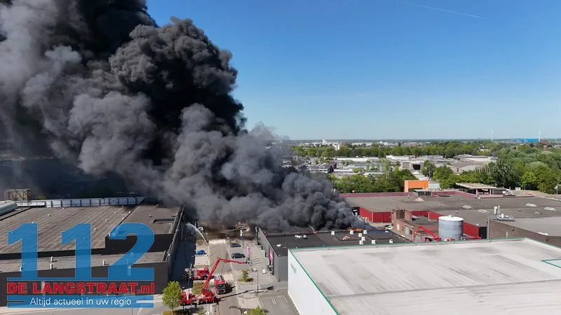 Zeer grote brand in Kwantum in Waalwijk, vlammen uit het dak 112 De Langstraat