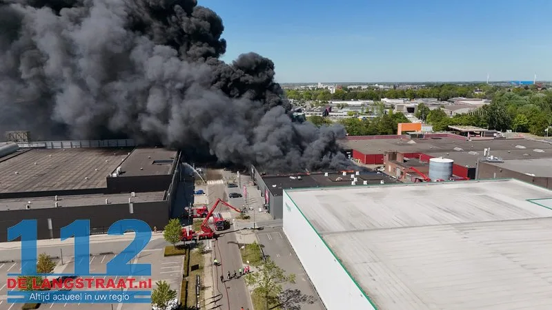 Zeer grote brand in Kwantum in Waalwijk, vlammen uit het dak 112 De Langstraat
