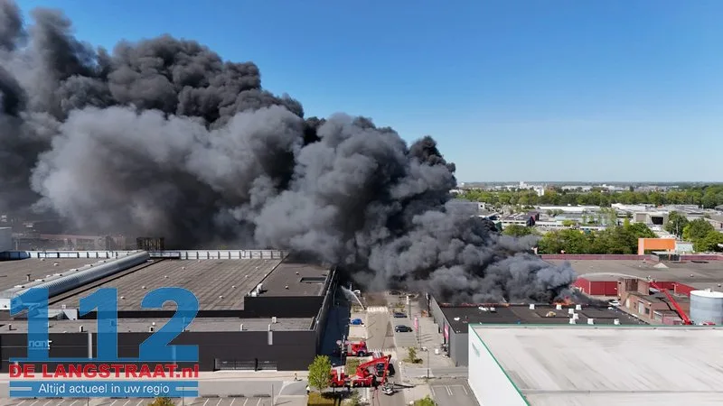 Zeer grote brand in Kwantum in Waalwijk, vlammen uit het dak 112 De Langstraat