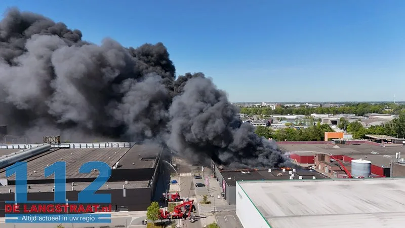 Zeer grote brand in Kwantum in Waalwijk, vlammen uit het dak 112 De Langstraat