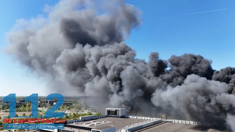 Zeer grote brand in Kwantum in Waalwijk, vlammen uit het dak 112 De Langstraat