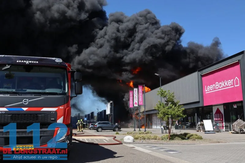 Zeer grote brand in Kwantum in Waalwijk, vlammen uit het dak 112 De Langstraat
