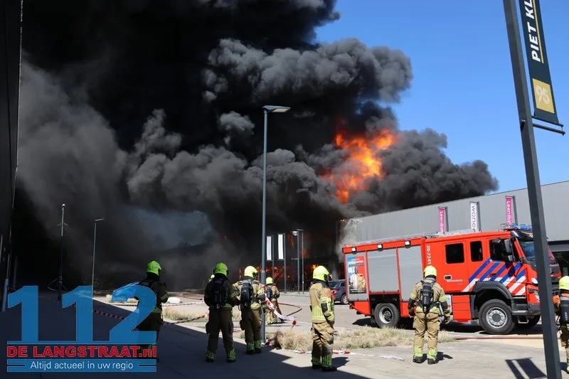 Zeer grote brand in Kwantum in Waalwijk, vlammen uit het dak 112 De Langstraat