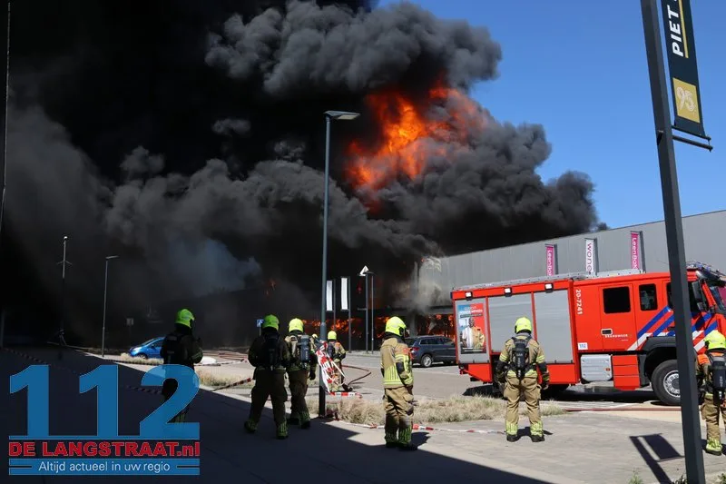 Zeer grote brand in Kwantum in Waalwijk, vlammen uit het dak 112 De Langstraat