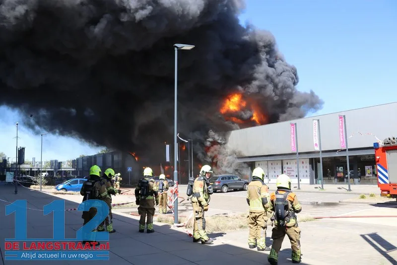 Zeer grote brand in Kwantum in Waalwijk, vlammen uit het dak 112 De Langstraat