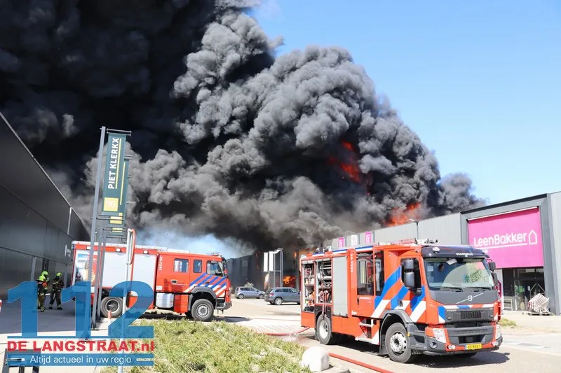 Zeer grote brand in Kwantum in Waalwijk, vlammen uit het dak 112 De Langstraat