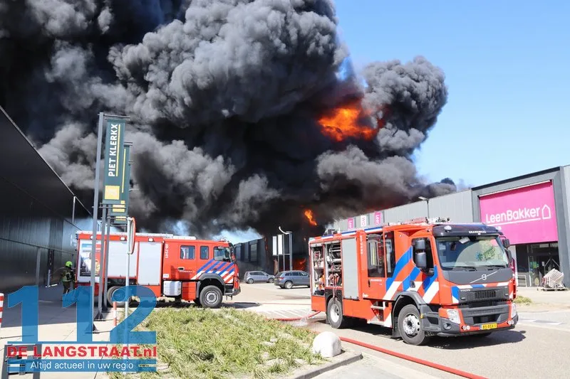 Zeer grote brand in Kwantum in Waalwijk, vlammen uit het dak 112 De Langstraat