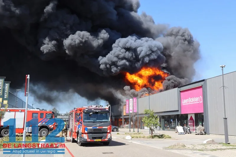 Zeer grote brand in Kwantum in Waalwijk, vlammen uit het dak 112 De Langstraat