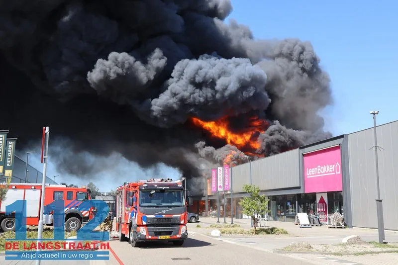 Zeer grote brand in Kwantum in Waalwijk, vlammen uit het dak 112 De Langstraat