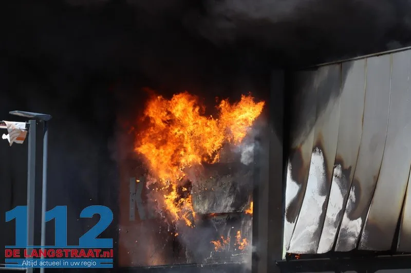Zeer grote brand in Kwantum in Waalwijk, vlammen uit het dak 112 De Langstraat