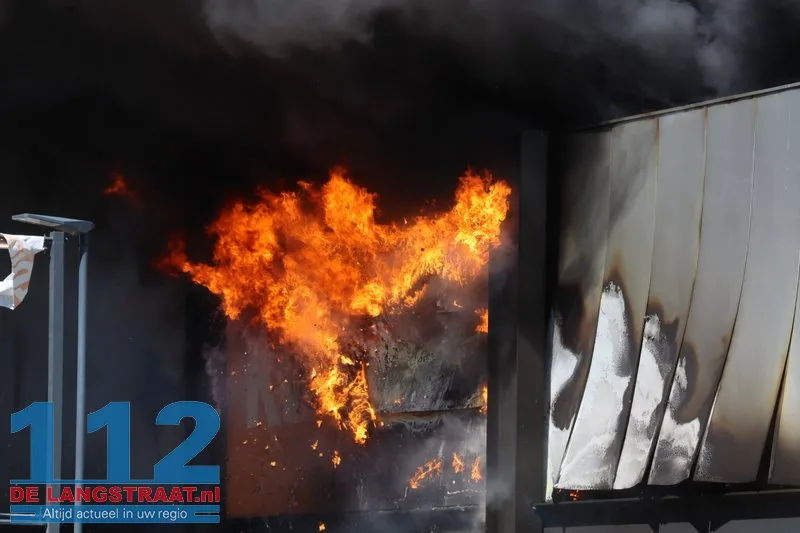 Zeer grote brand in Kwantum in Waalwijk, vlammen uit het dak 112 De Langstraat
