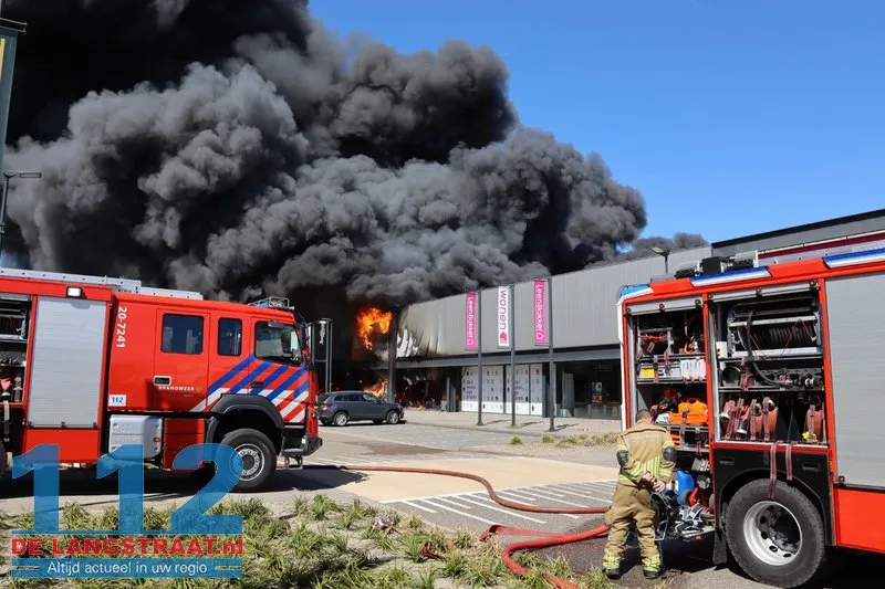 Zeer grote brand in Kwantum in Waalwijk, vlammen uit het dak 112 De Langstraat