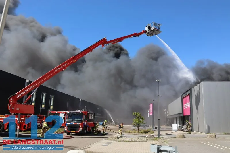 Zeer grote brand in Kwantum in Waalwijk, vlammen uit het dak 112 De Langstraat