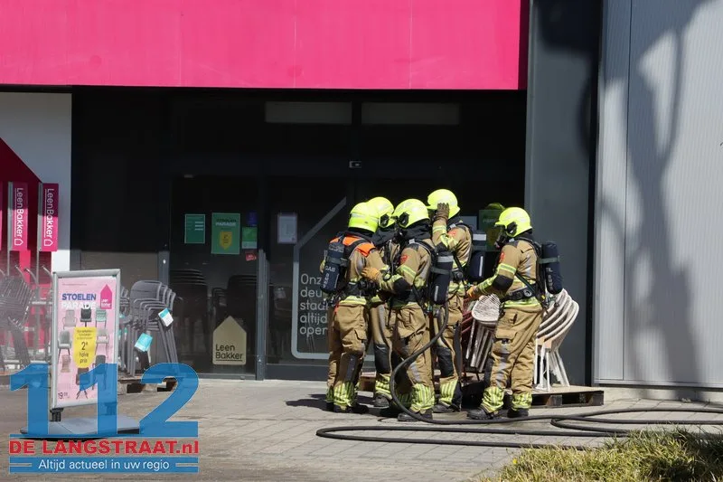 Zeer grote brand in Kwantum in Waalwijk, vlammen uit het dak 112 De Langstraat