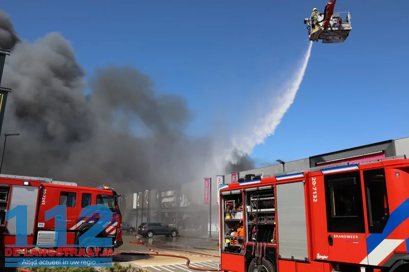 Zeer grote brand in Kwantum in Waalwijk, vlammen uit het dak 112 De Langstraat