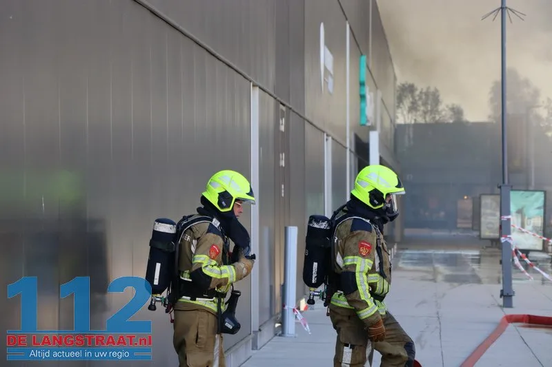 Zeer grote brand in Kwantum in Waalwijk, vlammen uit het dak 112 De Langstraat