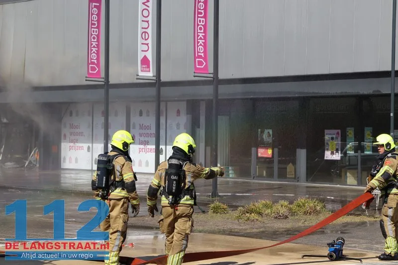 Zeer grote brand in Kwantum in Waalwijk, vlammen uit het dak 112 De Langstraat
