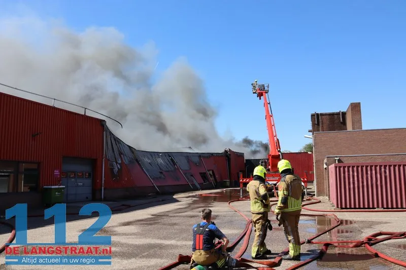 Zeer grote brand in Kwantum in Waalwijk, vlammen uit het dak 112 De Langstraat