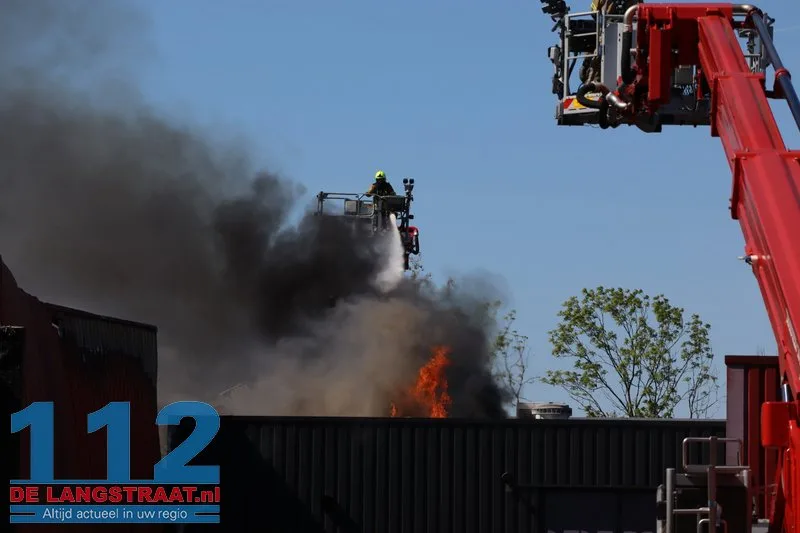 Zeer grote brand in Kwantum in Waalwijk, vlammen uit het dak 112 De Langstraat